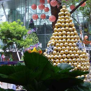 Christmas-Tree-With-Ferrero